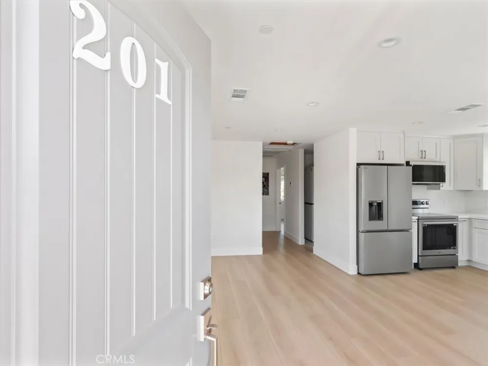2103 Pass Avenue #201 Burbank, CA 91505