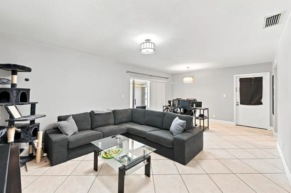 380 E Laurel Drive #5D Margate, FL 33063