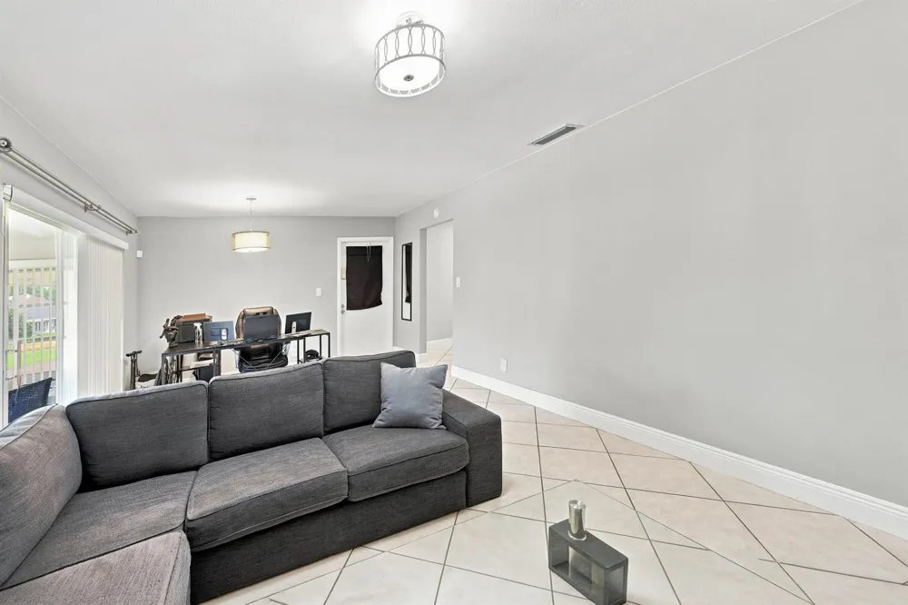 380 E Laurel Drive #5D Margate, FL 33063