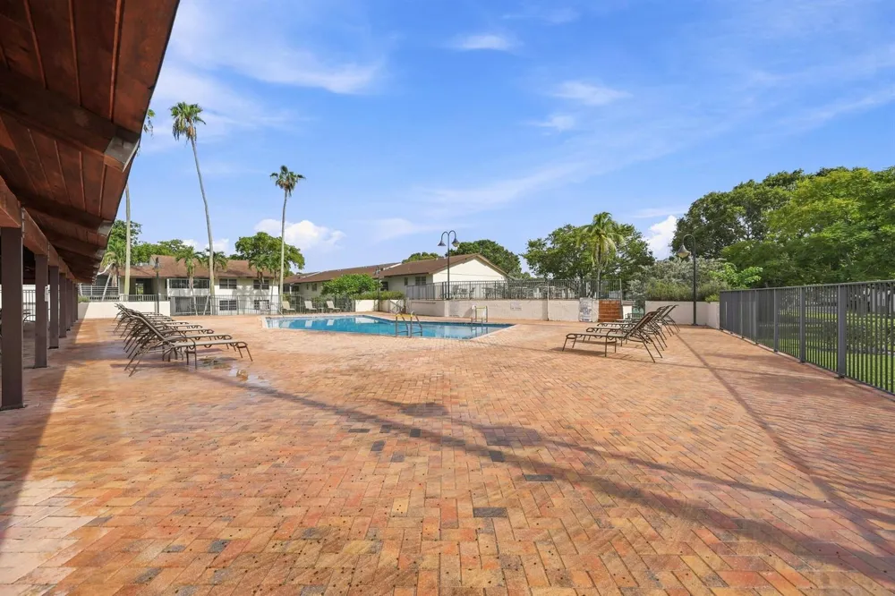 380 E Laurel Drive #5D Margate, FL 33063