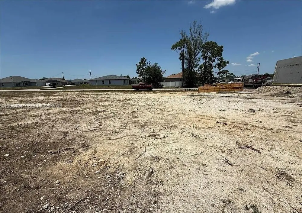 2208 NE 39th TER Cape Coral, FL 33909