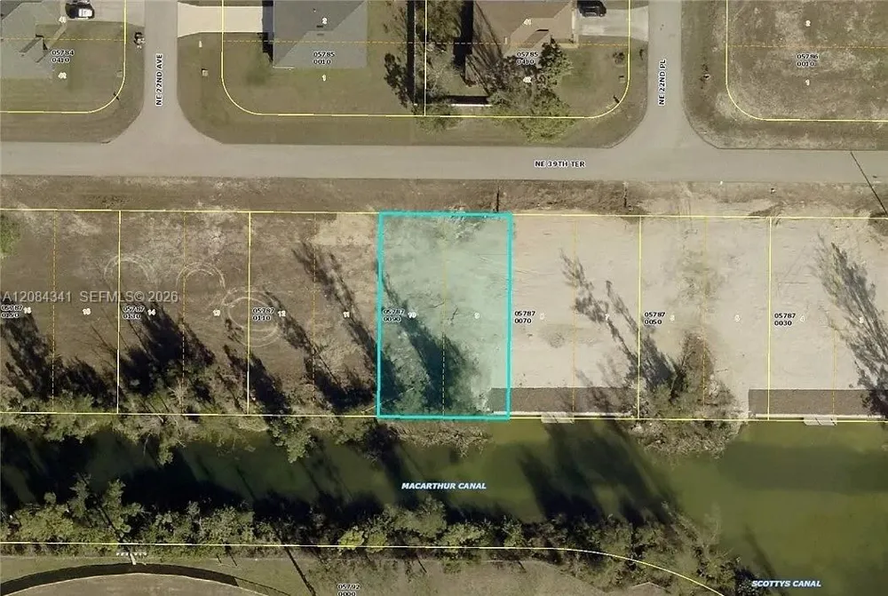 2208 NE 39th TER Cape Coral, FL 33909