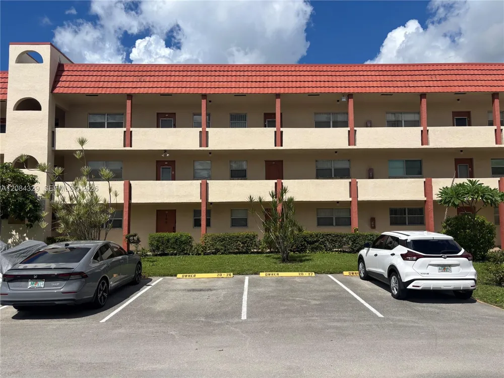 3051 E Sunrise Lakes Dr #211 Sunrise, FL 33322