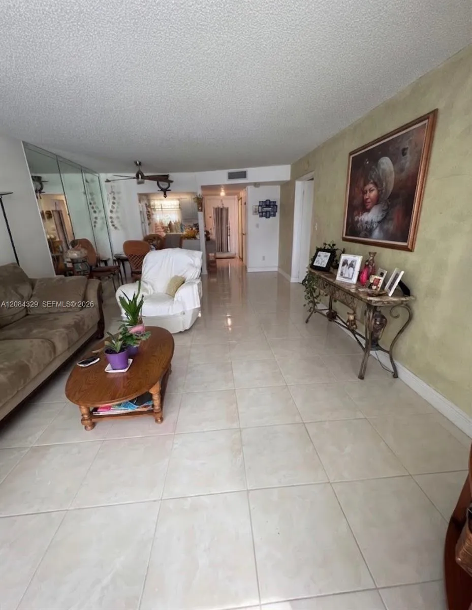 3051 E Sunrise Lakes Dr #211 Sunrise, FL 33322