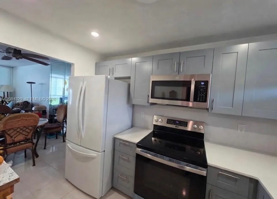 3051 E Sunrise Lakes Dr #211 Sunrise, FL 33322