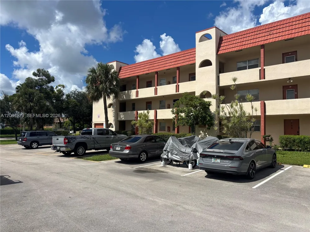 3051 E Sunrise Lakes Dr #211 Sunrise, FL 33322