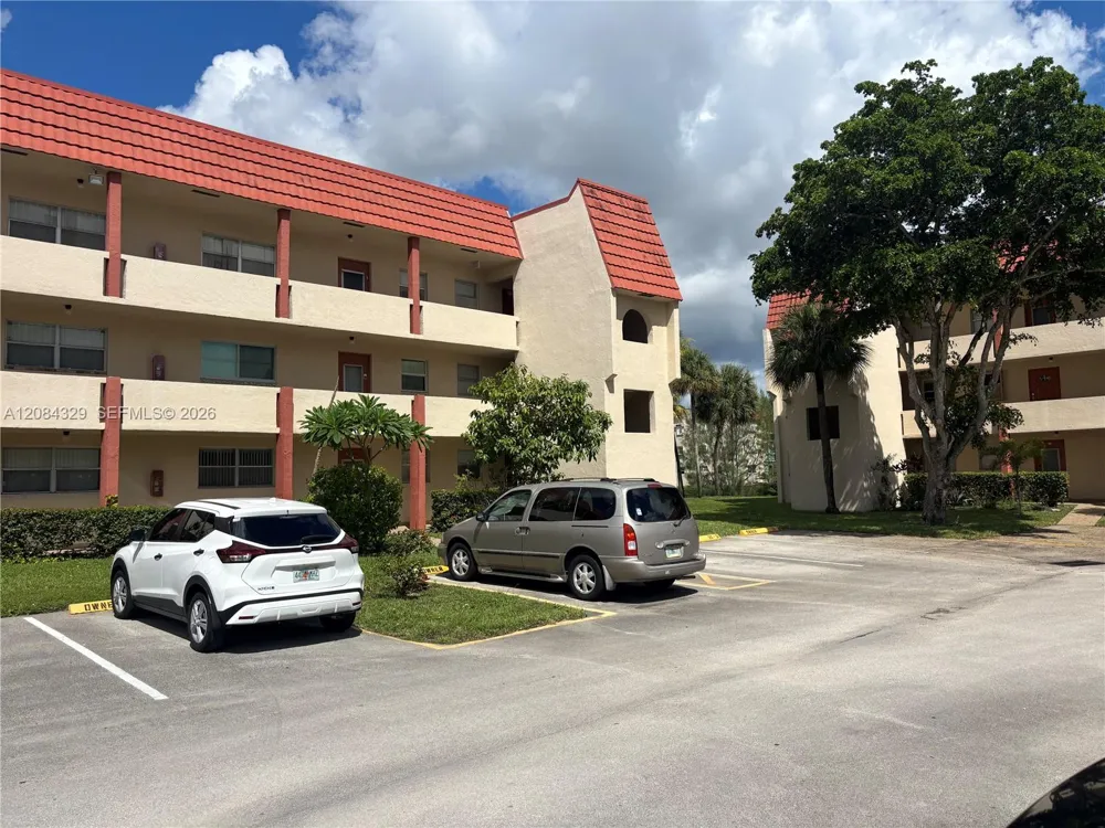 3051 E Sunrise Lakes Dr #211 Sunrise, FL 33322