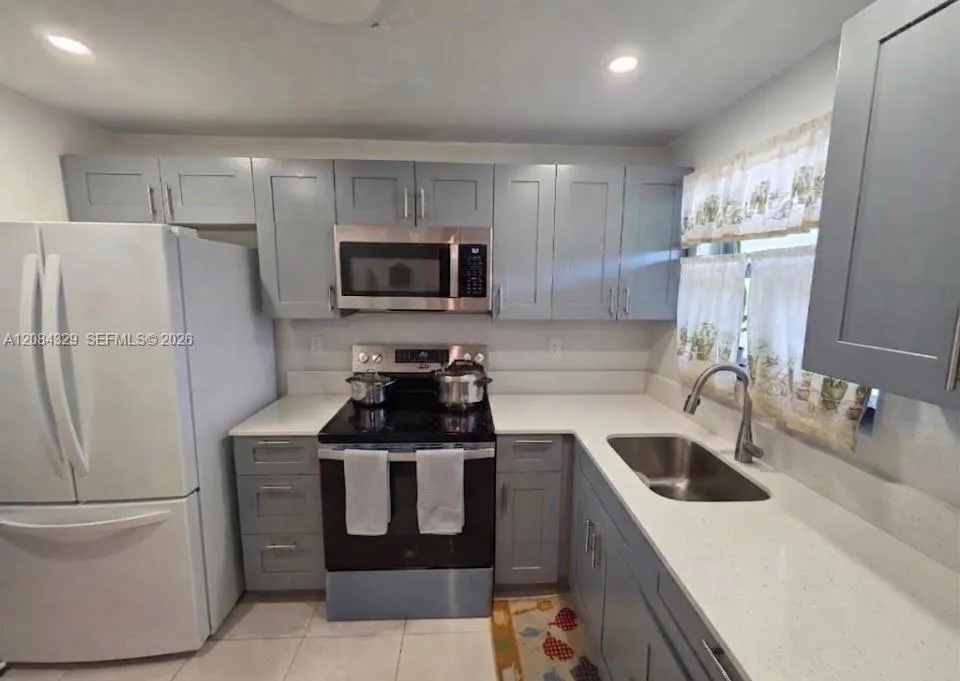 3051 E Sunrise Lakes Dr #211 Sunrise, FL 33322