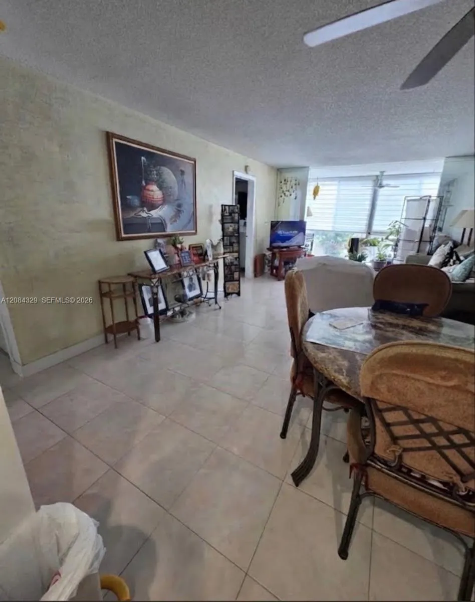 3051 E Sunrise Lakes Dr #211 Sunrise, FL 33322