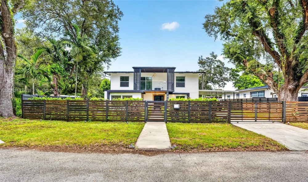 701 NE 164th St Miami, FL 33162