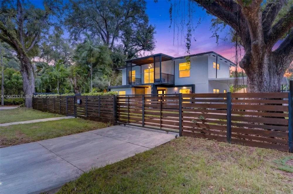 701 NE 164th St Miami, FL 33162