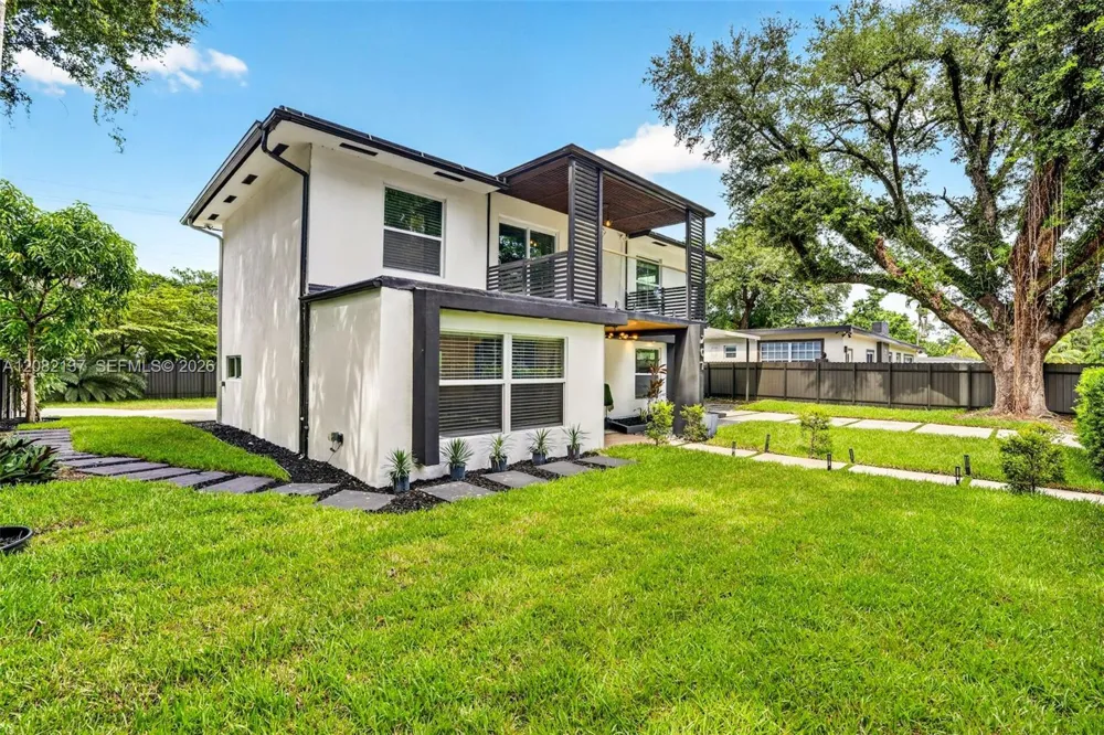 701 NE 164th St Miami, FL 33162