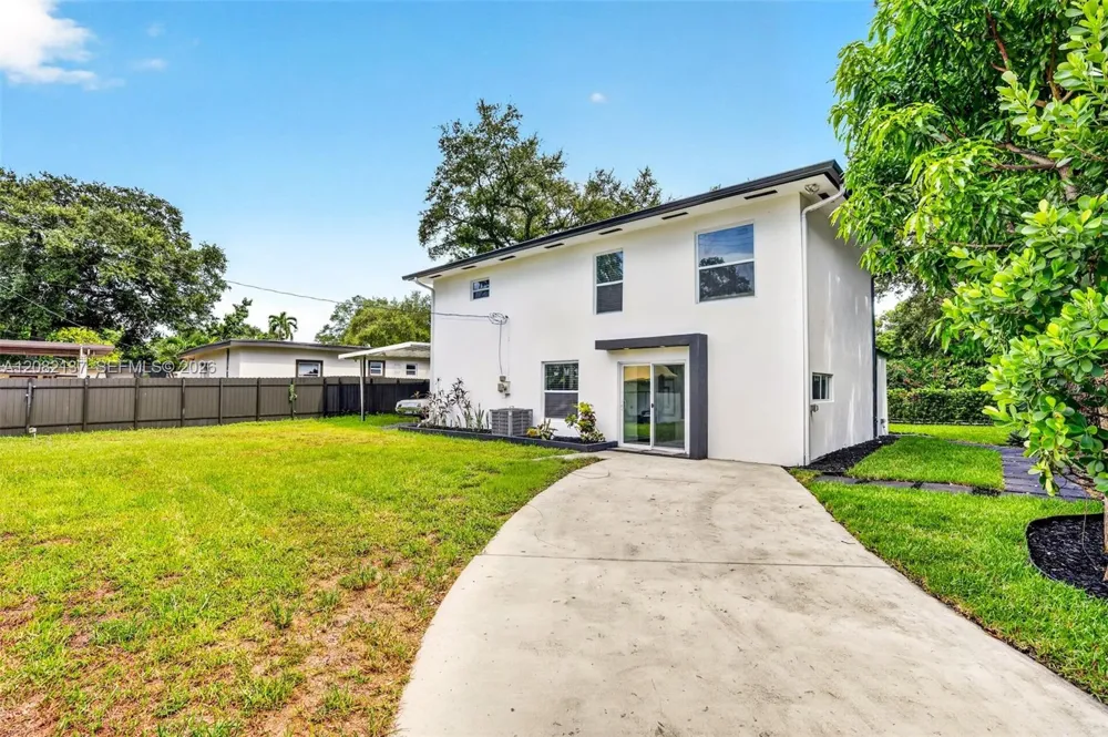 701 NE 164th St Miami, FL 33162