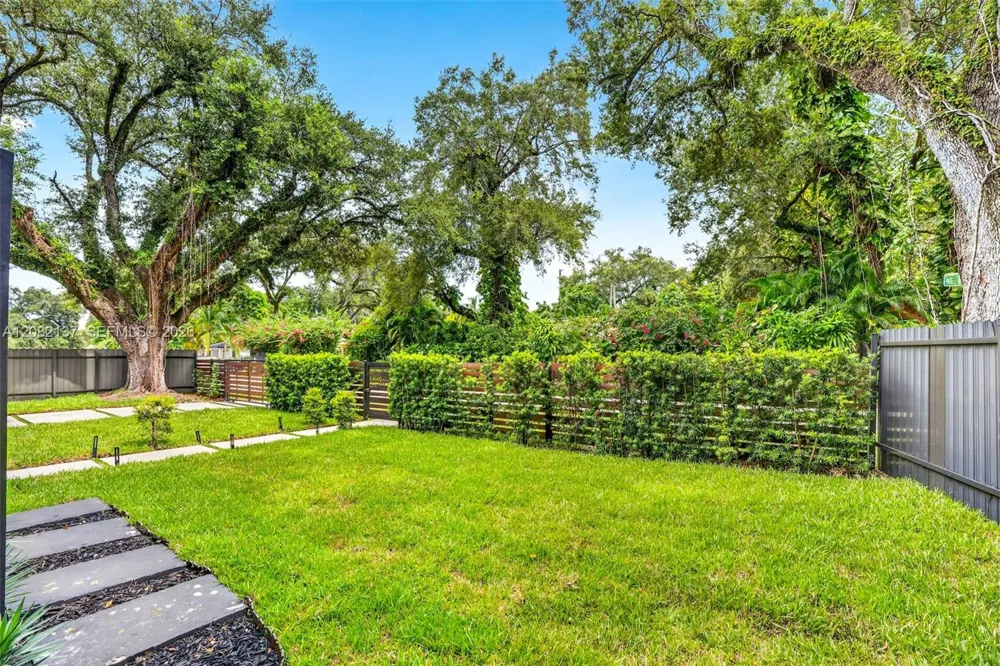 701 NE 164th St Miami, FL 33162