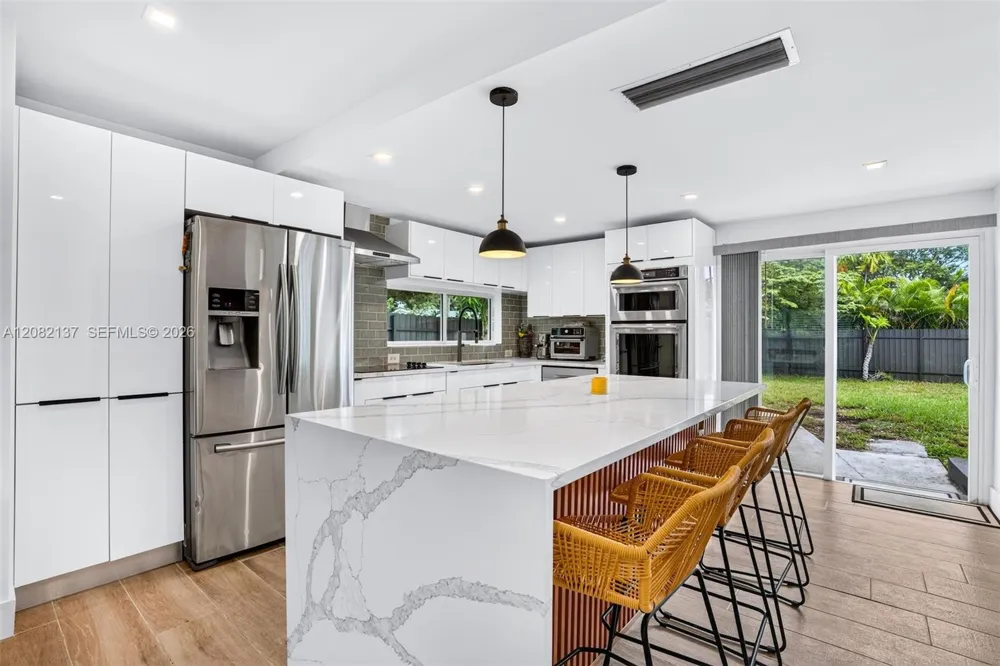 701 NE 164th St Miami, FL 33162