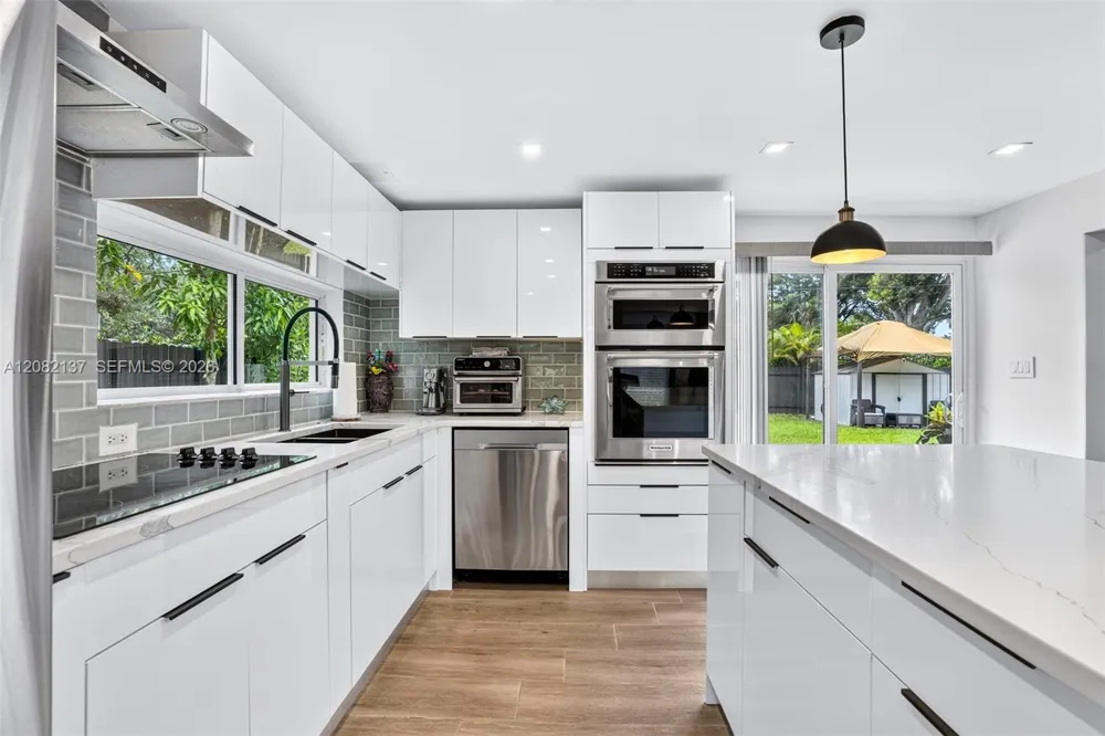 701 NE 164th St Miami, FL 33162