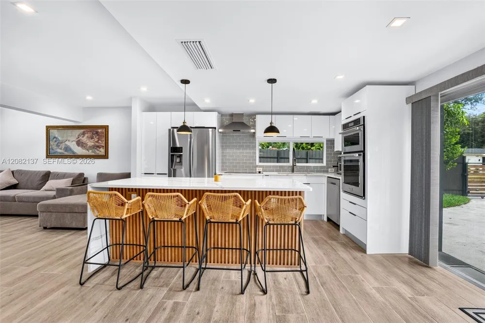 701 NE 164th St Miami, FL 33162