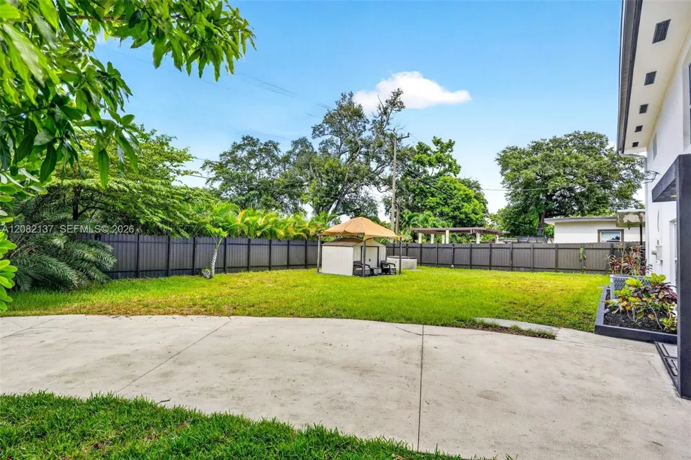 701 NE 164th St Miami, FL 33162