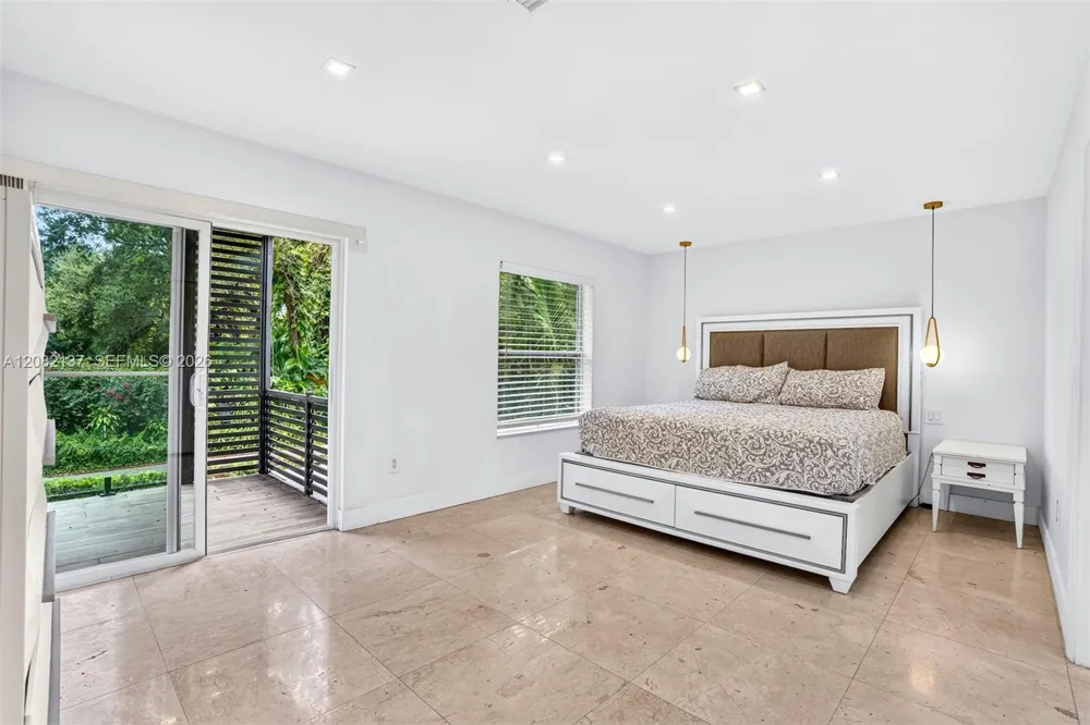 701 NE 164th St Miami, FL 33162