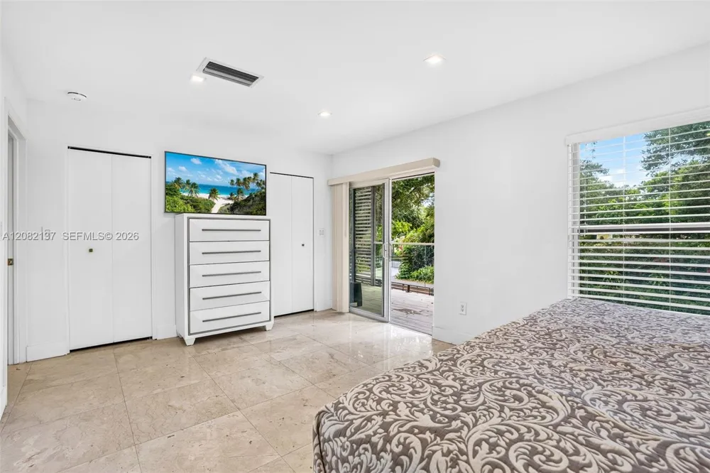 701 NE 164th St Miami, FL 33162
