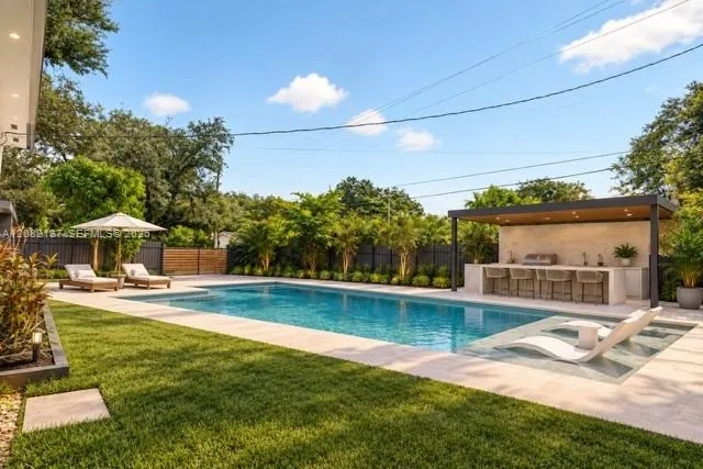 701 NE 164th St Miami, FL 33162