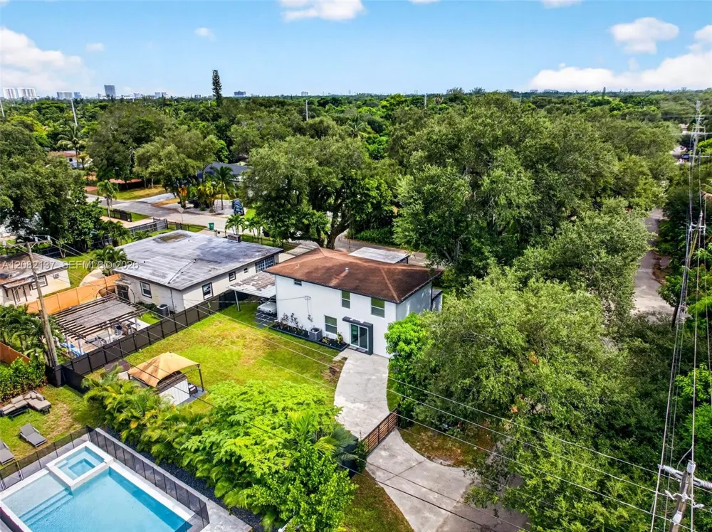 701 NE 164th St Miami, FL 33162