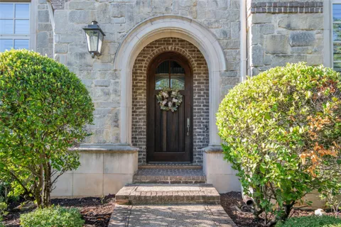 5009 Glenshire Drive