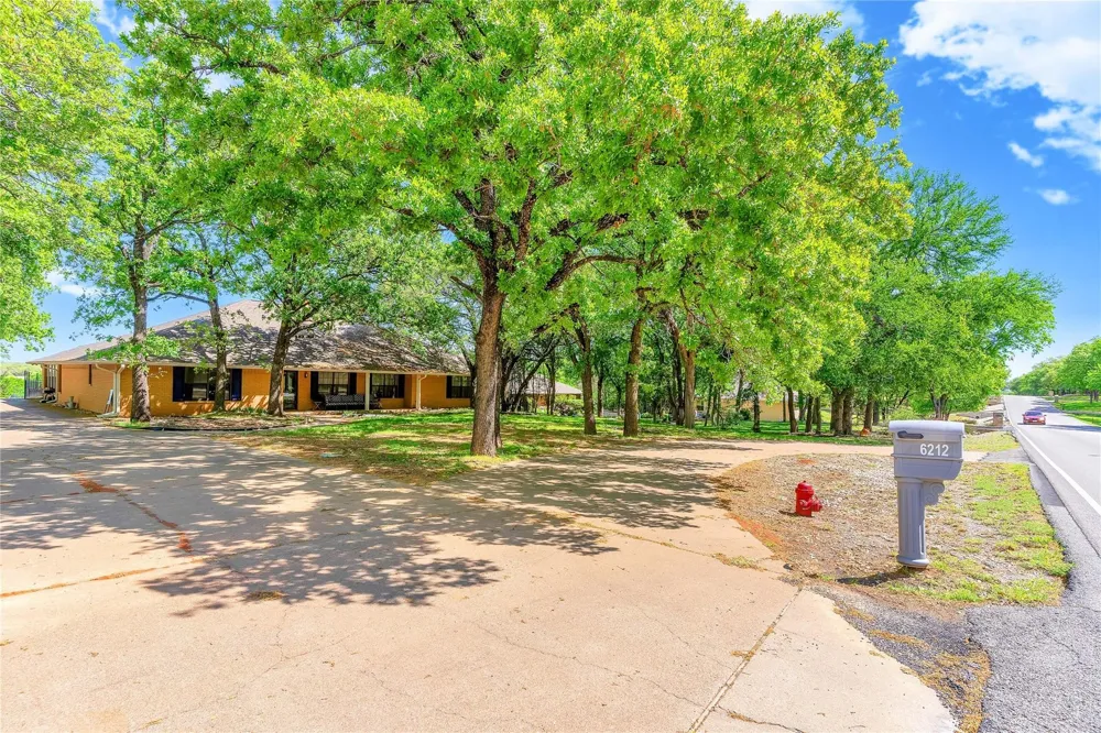 6212 Westover Drive Granbury, TX 76049