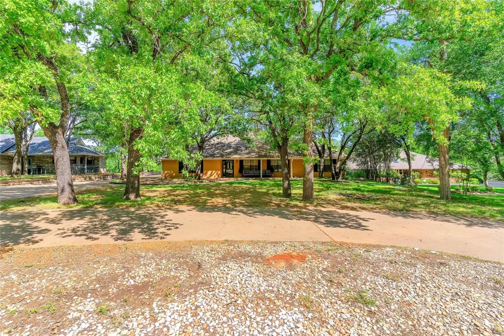 6212 Westover Drive Granbury, TX 76049
