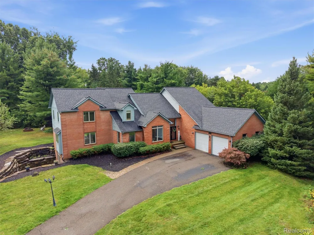 4700 Botany Glen Commerce Charter Township, MI 48382