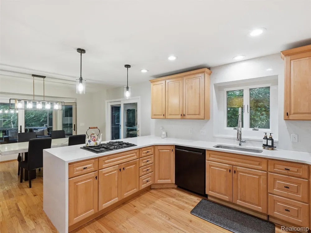 4700 Botany Glen Commerce Charter Township, MI 48382