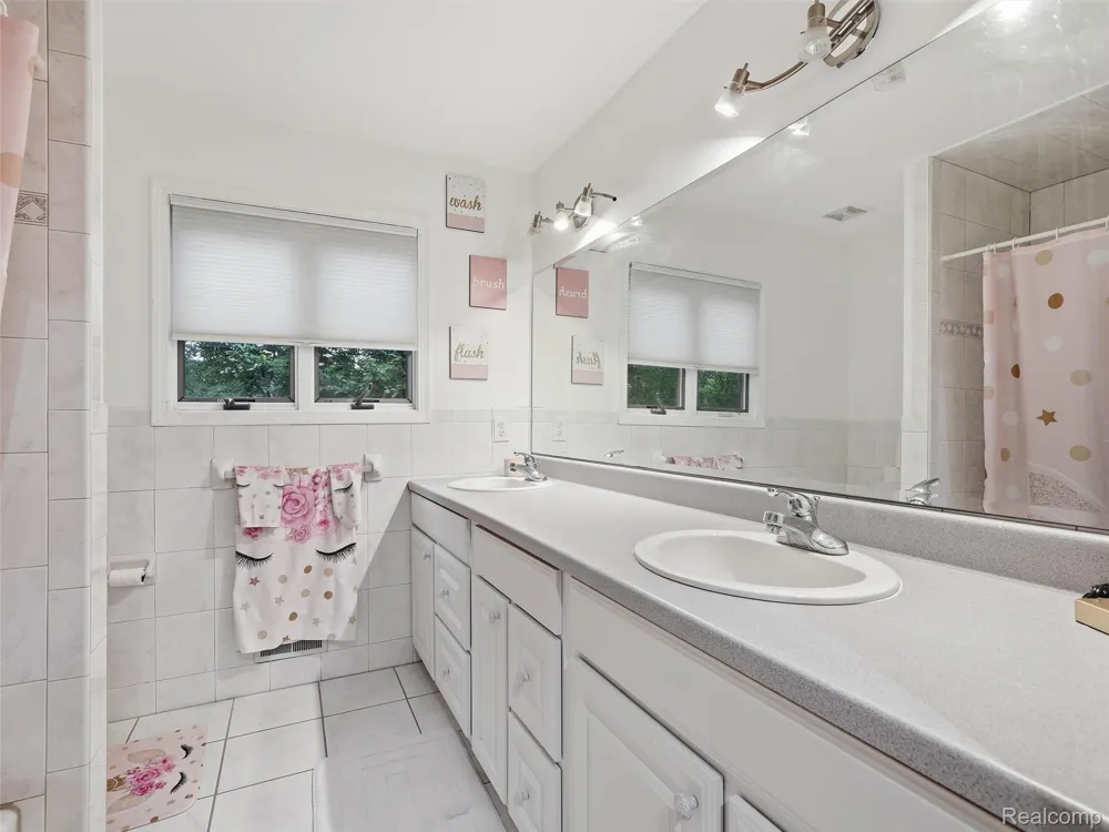 4700 Botany Glen Commerce Charter Township, MI 48382