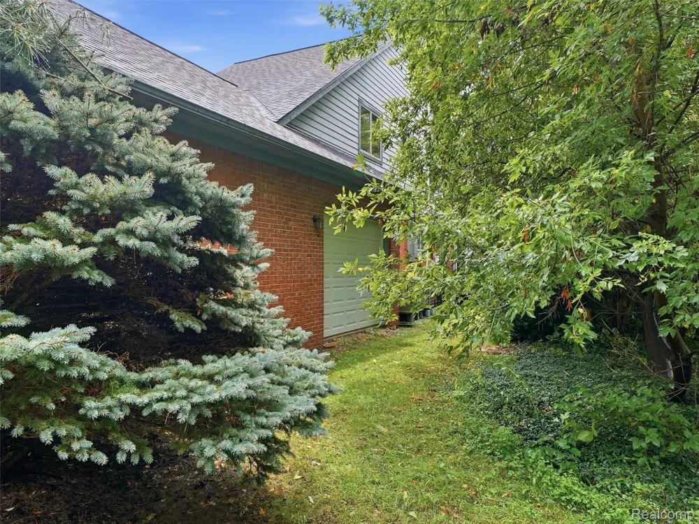 4700 Botany Glen Commerce Charter Township, MI 48382
