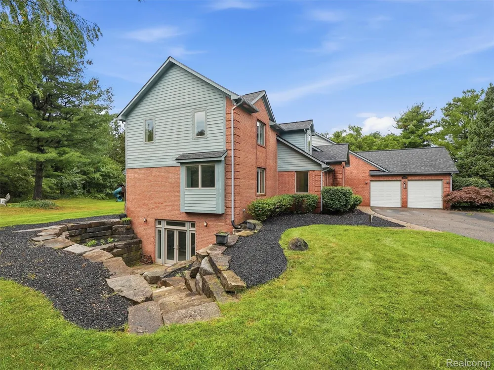 4700 Botany Glen Commerce Charter Township, MI 48382