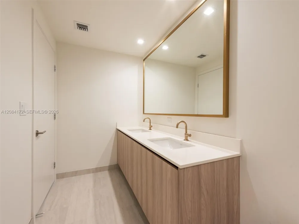 77 SE 5th St #1714 Miami, FL 33131
