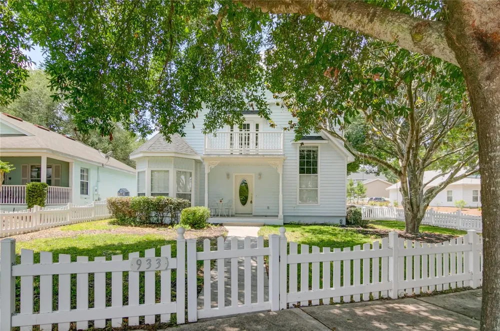 933 LAKE ELSIE DRIVE Tavares, FL 32778