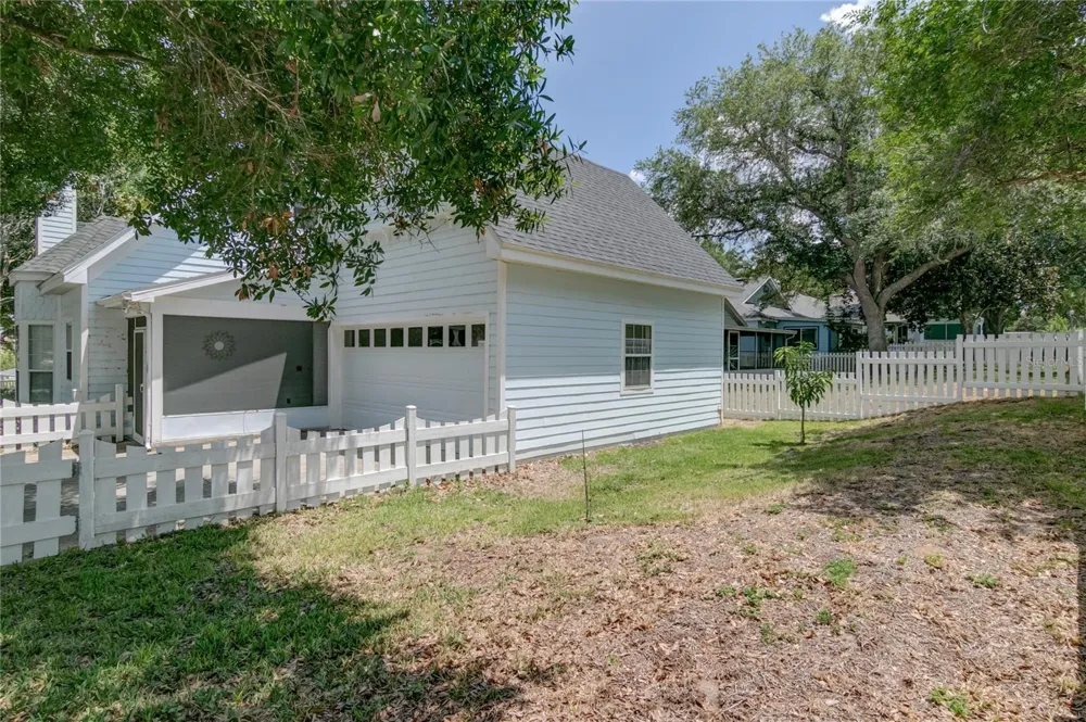 933 LAKE ELSIE DRIVE Tavares, FL 32778