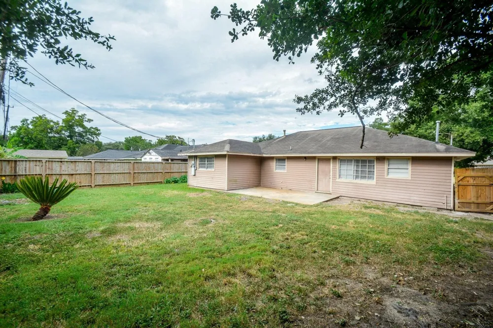 2009 Cleveland Street Pasadena, TX 77502