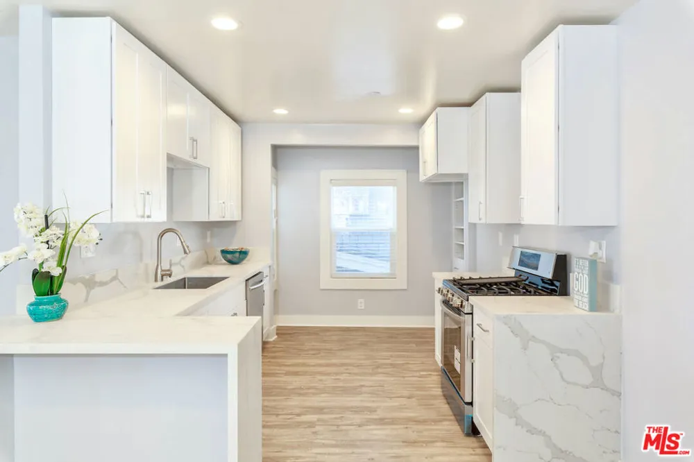 1836 The Strand Hermosa Beach, CA 90254
