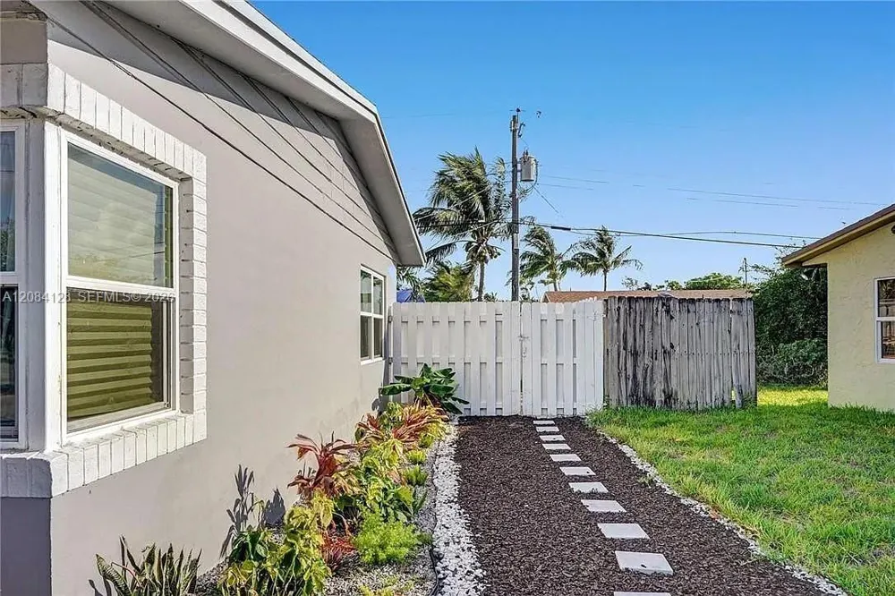 1121 NE 23RD ST Pompano Beach, FL 33064