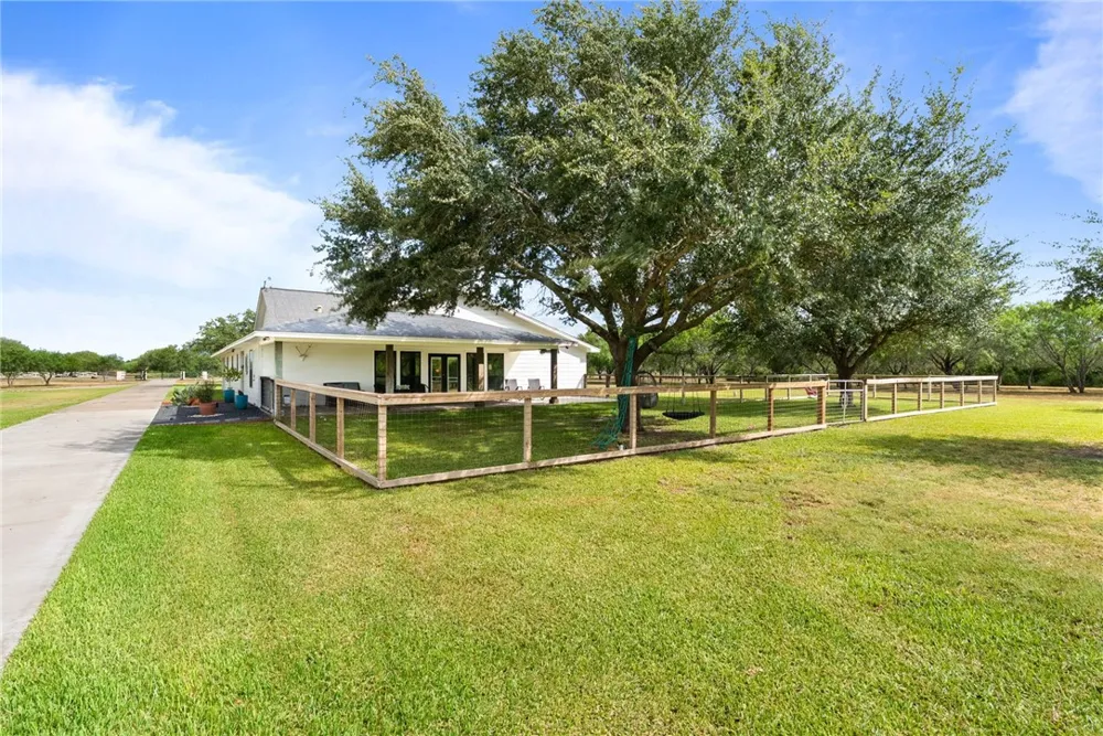 5821 Santa Clara Drive Robstown, TX 78380