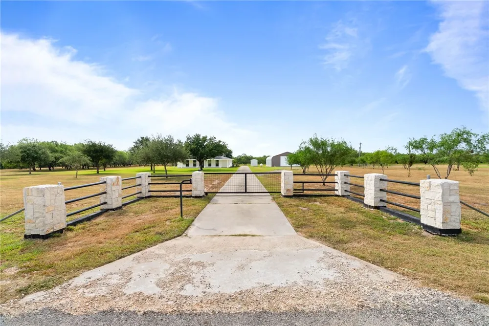 5821 Santa Clara Drive Robstown, TX 78380
