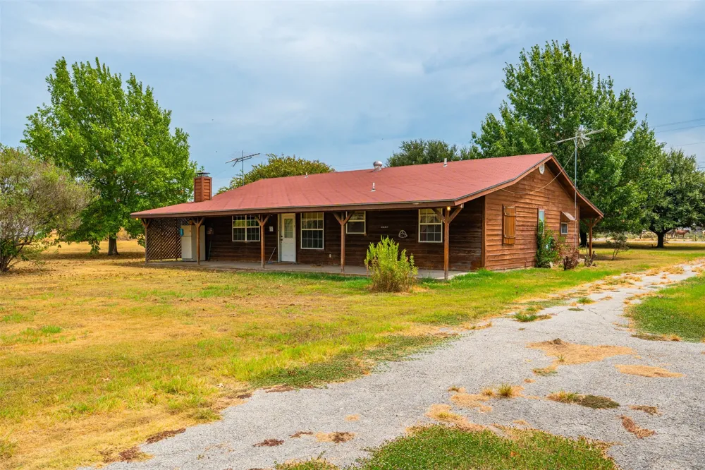 545 County Road 1110a Cleburne, TX 76031