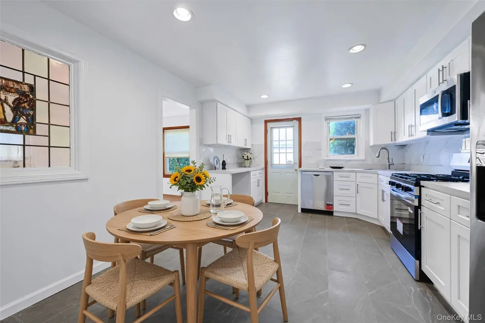 121 Manhasset Avenue Manhasset, NY 11030