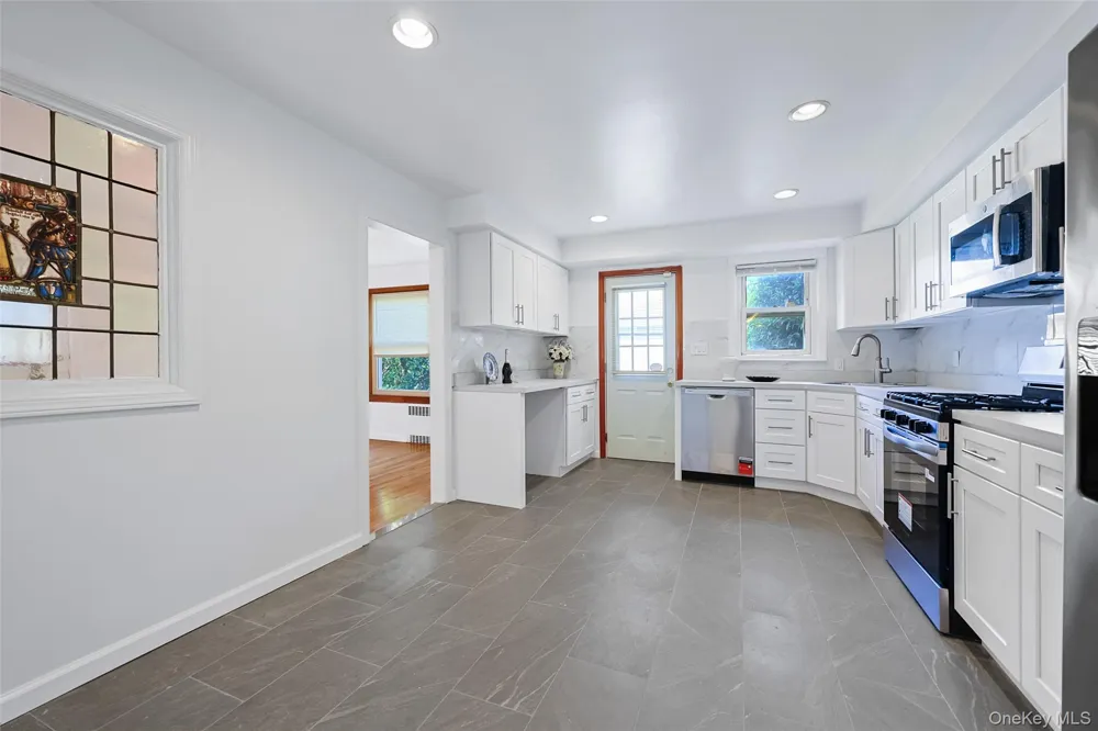 121 Manhasset Avenue Manhasset, NY 11030