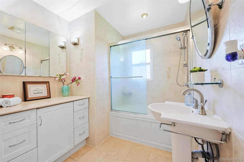 121 Manhasset Avenue Manhasset, NY 11030