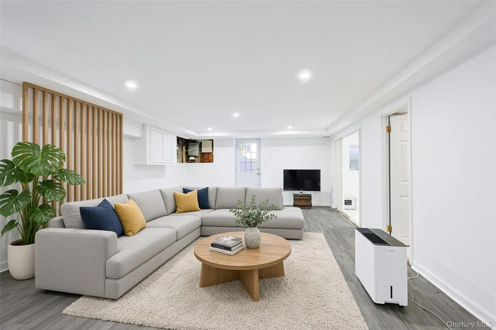 121 Manhasset Avenue Manhasset, NY 11030