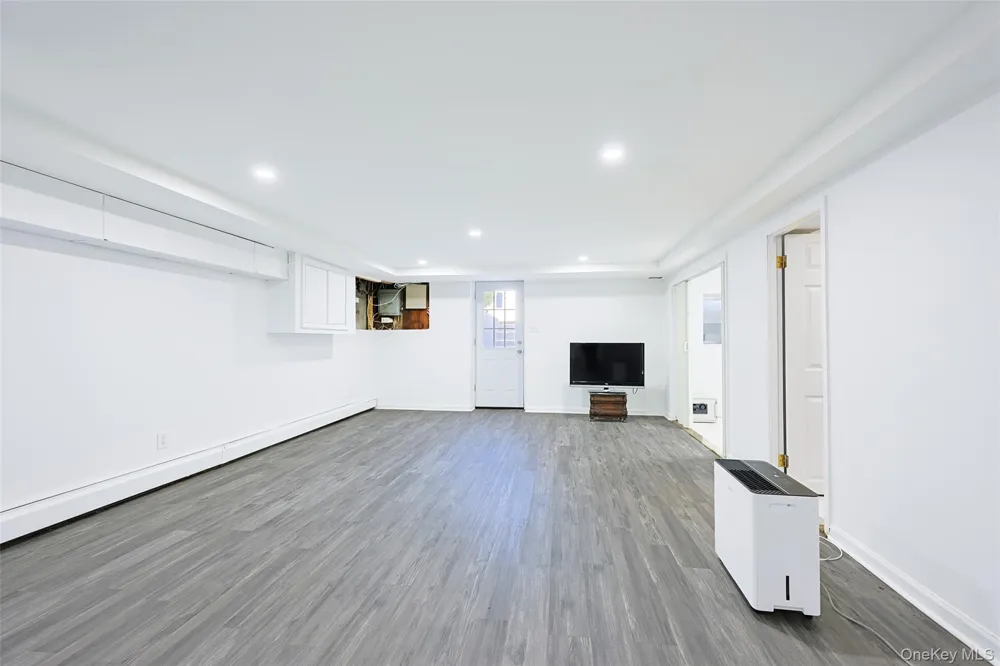 121 Manhasset Avenue Manhasset, NY 11030