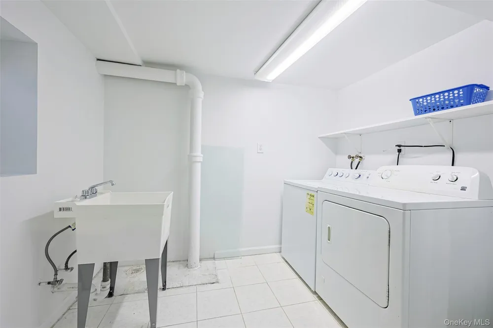 121 Manhasset Avenue Manhasset, NY 11030