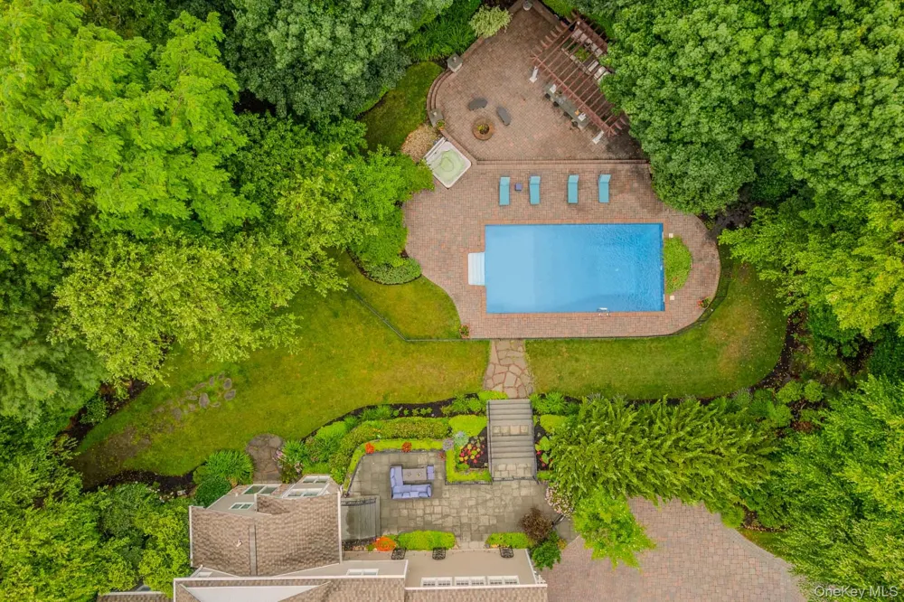 6 Maureen Drive Mount Sinai, NY 11766